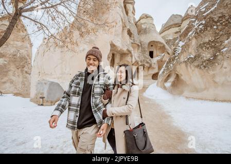 asiatisches Touristenpaar, das im Pasabagi-Tal und in der Höhle spazierengeht Stockfoto
