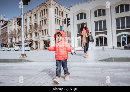 Fröhliches Kind, das auf dem Platz im Stadtzentrum von konya türkei herumläuft Stockfoto