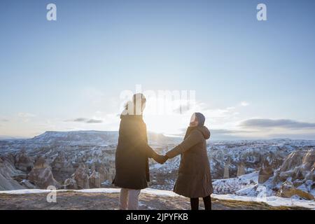 asiatisches romantisches Paar, das den Blick auf die wunderschöne kappadokie genießt Stockfoto