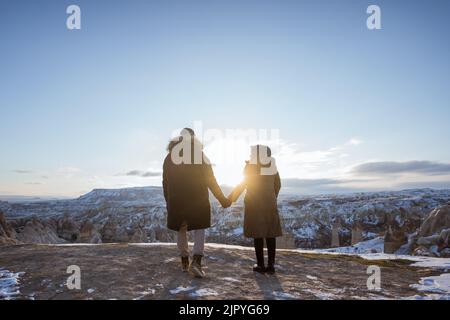 asiatisches romantisches Paar, das den Blick auf die wunderschöne kappadokie genießt Stockfoto