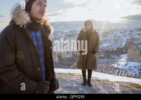 asiatisches romantisches Paar, das den Blick auf die wunderschöne kappadokie genießt Stockfoto