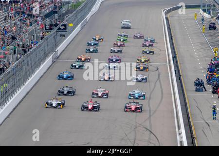 Madison, IL, USA. 20. August 2022. Das INDYCAR-Feld passiert in Formation vor den Fans vor der grünen Flagge der Bommito Automotive Group 500 auf dem World Wide Technology Raceway in Madison, IL, USA. (Bild: © Walter G. Arce Sr./ZUMA Press Wire) Bild: ZUMA Press, Inc./Alamy Live News Stockfoto