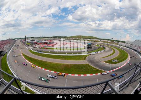 Madison, IL, USA. 20. August 2022. Das INDYCAR-Feld passiert in Formation vor den Fans vor der grünen Flagge der Bommito Automotive Group 500 auf dem World Wide Technology Raceway in Madison, IL, USA. (Bild: © Walter G. Arce Sr./ZUMA Press Wire) Bild: ZUMA Press, Inc./Alamy Live News Stockfoto
