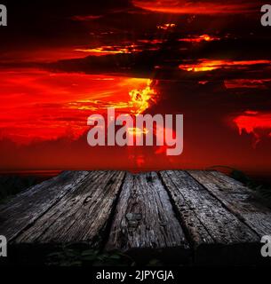 Halloween Hintergrund Alter Holzboden mit Sonnenuntergang Himmel Hintergrund Kopie Raum Stockfoto