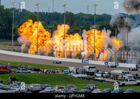 Madison, IL, USA. 20. August 2022. Das INDYCAR-Feld passiert in Formation vor den Fans vor der grünen Flagge der Bommito Automotive Group 500 auf dem World Wide Technology Raceway in Madison, IL, USA. (Bild: © Walter G. Arce Sr./ZUMA Press Wire) Bild: ZUMA Press, Inc./Alamy Live News Stockfoto