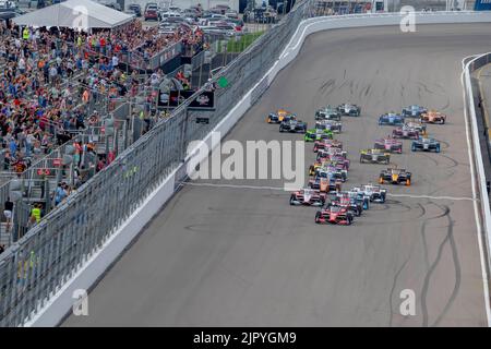 Madison, IL, USA. 20. August 2022. Das INDYCAR-Feld erhält die grüne Flagge für die Bommito Automotive Group 500 auf dem World Wide Technology Raceway in Madison, IL, USA. (Bild: © Walter G. Arce Sr./ZUMA Press Wire) Bild: ZUMA Press, Inc./Alamy Live News Stockfoto