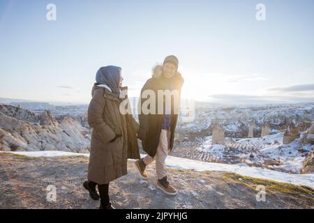 asiatisches romantisches Paar, das den Blick auf die wunderschöne kappadokie genießt Stockfoto