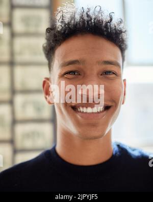 Hes ein unbeschwerten Kerl. Porträt eines selbstbewussten jungen Mannes, der drinnen steht. Stockfoto
