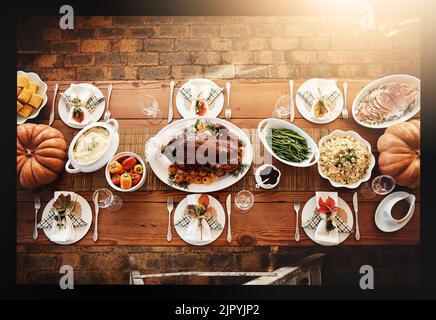 Sei dankbar für das, was du hast. Eine Aufnahme eines Esstisches, der alle für Thanksgiving ausgelegt ist. Stockfoto