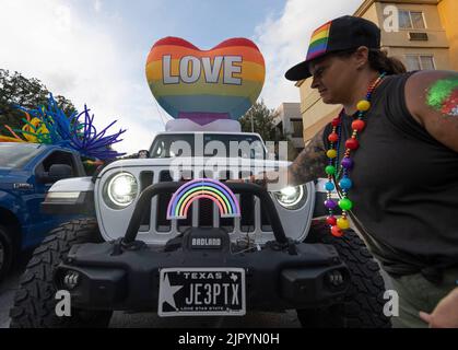 Eine Frau schmückt ihren 4X4 Jeep, während Nachtschwärmer die Congress Avenue in der Nähe des Texas Capitol entlang ziehen, während die Austin Pride Parade nach einer dreijährigen Pause aufgrund der Pandemie zurückkehrt. Die Organisatoren der LBGTQ schätzen, dass über 40.000 Menschen marschierten und an der Abendgala vom Capitol zur Congress Avenue Bridge über den Lady Bird Lake teilnahmen. Kredit: Bob Daemmrich/Alamy Live Nachrichten Stockfoto