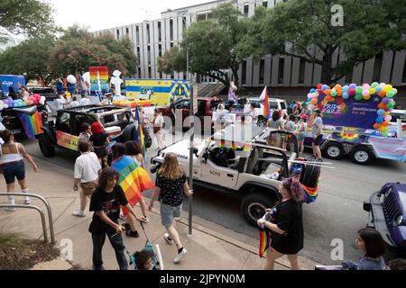 Nachtschwärmer versammeln sich im Staging-Bereich, bevor sie die Congress Avenue in der Nähe des Texas Capitol entlang ziehen, während die Austin Pride Parade nach einer dreijährigen Pause aufgrund der Pandemie zurückkehrt. Die Organisatoren der LBGTQ schätzen, dass über 40.000 Menschen marschierten und an der Abendgala vom Capitol zur Congress Avenue Bridge über den Lady Bird Lake teilnahmen. Kredit: Bob Daemmrich/Alamy Live Nachrichten Stockfoto