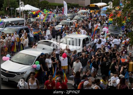 Nachtschwärmer versammeln sich, bevor sie die Congress Avenue in der Nähe des Texas Capitol entlang ziehen, während die Austin Pride Parade nach einer dreijährigen Pause aufgrund der Pandemie zurückkehrt. Die Organisatoren der LBGTQ schätzen, dass über 40.000 Menschen marschierten und an der Abendgala vom Capitol zur Congress Avenue Bridge über den Lady Bird Lake teilnahmen. Kredit: Bob Daemmrich/Alamy Live Nachrichten Stockfoto