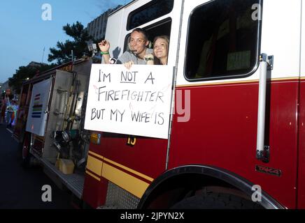 Ein Paar, das mit der Feuerwehr von Austin in Verbindung steht, winkt von einem Feuerwehrauto, während Nachtschwärmer die Congress Avenue in der Nähe des Texas Capitol entlang ziehen, während die Austin Pride Parade nach einer dreijährigen Pause aufgrund der Pandemie zurückkehrt. Die Organisatoren der LBGTQ schätzen, dass über 40.000 Menschen marschierten und an der Abendgala vom Capitol zur Congress Avenue Bridge über den Lady Bird Lake teilnahmen. Kredit: Bob Daemmrich/Alamy Live Nachrichten Stockfoto