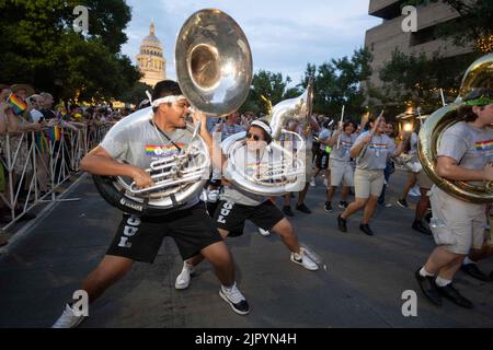 Mitglieder der High School Marching Band treten auf, während sie die Congress Avenue im Texas Capitol entlang ziehen, während die Austin Pride Parade nach einer dreijährigen Pause aufgrund der Pandemie zurückkehrt. Die Organisatoren der LBGTQ schätzen, dass über 40.000 Menschen marschierten und an der Abendgala vom Capitol zur Congress Avenue Bridge über den Lady Bird Lake teilnahmen. Kredit: Bob Daemmrich/Alamy Live Nachrichten Stockfoto