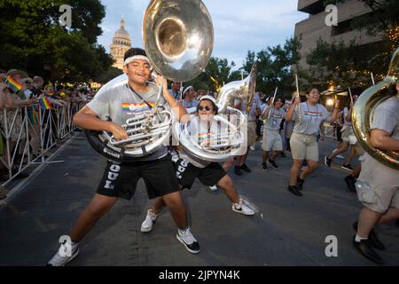 Mitglieder der High School Marching Band treten auf, während sie die Congress Avenue im Texas Capitol entlang ziehen, während die Austin Pride Parade nach einer dreijährigen Pause aufgrund der Pandemie zurückkehrt. Die Organisatoren der LBGTQ schätzen, dass über 40.000 Menschen marschierten und an der Abendgala vom Capitol zur Congress Avenue Bridge über den Lady Bird Lake teilnahmen. Kredit: Bob Daemmrich/Alamy Live Nachrichten Stockfoto