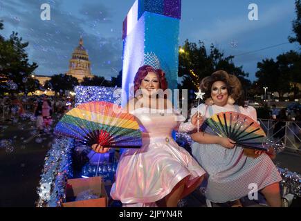 Weibliche Imitatoren fahren auf einem Festwagen die Congress Avenue in der Nähe des Texas Capitol entlang, während die Austin Pride Parade nach einer dreijährigen Pause aufgrund der Pandemie zurückkehrt. Die Organisatoren der LBGTQ schätzen, dass über 40.000 Menschen marschierten und an der Abendgala vom Capitol zur Congress Avenue Bridge über den Lady Bird Lake teilnahmen. Kredit: Bob Daemmrich/Alamy Live Nachrichten Stockfoto