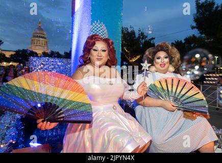 Weibliche Imitatoren fahren auf einem Festwagen die Congress Avenue in der Nähe des Texas Capitol entlang, während die Austin Pride Parade nach einer dreijährigen Pause aufgrund der Pandemie zurückkehrt. Die Organisatoren der LBGTQ schätzen, dass über 40.000 Menschen marschierten und an der Abendgala vom Capitol zur Congress Avenue Bridge über den Lady Bird Lake teilnahmen. Kredit: Bob Daemmrich/Alamy Live Nachrichten Stockfoto