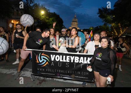 Die Partymeile von Austin Volleyball zieht die Congress Avenue in der Nähe des Texas Capitol entlang, während die Austin Pride Parade nach einer dreijährigen Pause aufgrund der Pandemie zurückkehrt. Die Organisatoren der LBGTQ schätzen, dass über 40.000 Menschen marschierten und an der Abendgala vom Capitol zur Congress Avenue Bridge über den Lady Bird Lake teilnahmen. Kredit: Bob Daemmrich/Alamy Live Nachrichten Stockfoto