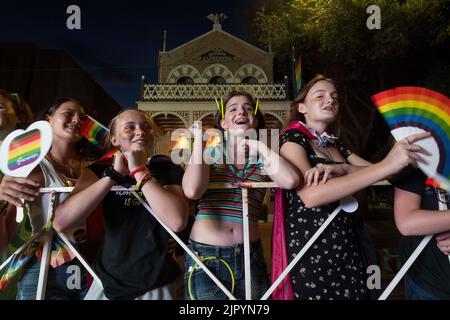 Junge Teenager-Mädchen in der Menge der Parade genießen die Szene, während Nachtschwärmer die Congress Avenue im Texas Capitol entlang ziehen, während die Austin Pride Parade nach einer dreijährigen Pause aufgrund der Pandemie zurückkehrt. Die Organisatoren der LBGTQ schätzen, dass über 40.000 Menschen marschierten und an der Abendgala vom Capitol zur Congress Avenue Bridge über den Lady Bird Lake teilnahmen. Kredit: Bob Daemmrich/Alamy Live Nachrichten Stockfoto