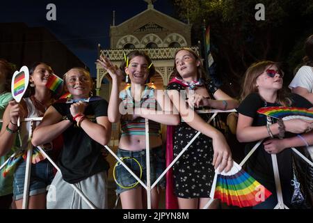 Junge Teenager-Mädchen in der Menge der Parade genießen die Szene, während Nachtschwärmer die Congress Avenue im Texas Capitol entlang ziehen, während die Austin Pride Parade nach einer dreijährigen Pause aufgrund der Pandemie zurückkehrt. Die Organisatoren der LBGTQ schätzen, dass über 40.000 Menschen marschierten und an der Abendgala vom Capitol zur Congress Avenue Bridge über den Lady Bird Lake teilnahmen. Kredit: Bob Daemmrich/Alamy Live Nachrichten Stockfoto