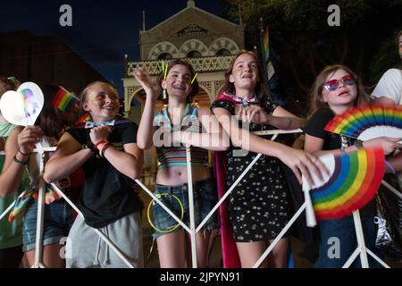 Junge Teenager-Mädchen in der Menge der Parade genießen die Szene, während Nachtschwärmer die Congress Avenue im Texas Capitol entlang ziehen, während die Austin Pride Parade nach einer dreijährigen Pause aufgrund der Pandemie zurückkehrt. Die Organisatoren der LBGTQ schätzen, dass über 40.000 Menschen marschierten und an der Abendgala vom Capitol zur Congress Avenue Bridge über den Lady Bird Lake teilnahmen. Kredit: Bob Daemmrich/Alamy Live Nachrichten Stockfoto