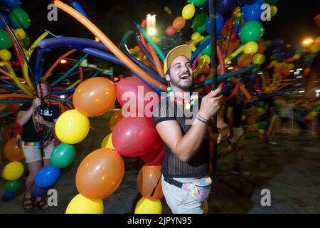 Mitglieder des Austin Gay Men's Chorus ziehen in bunten Ballons die Congress Avenue entlang, während die Austin Pride Parade nach einer dreijährigen Pause aufgrund der Pandemie zurückkehrt. Die Organisatoren der LBGTQ schätzen, dass über 40.000 Menschen marschierten und an der Abendgala vom Capitol zur Congress Avenue Bridge über den Lady Bird Lake teilnahmen. Kredit: Bob Daemmrich/Alamy Live Nachrichten Stockfoto