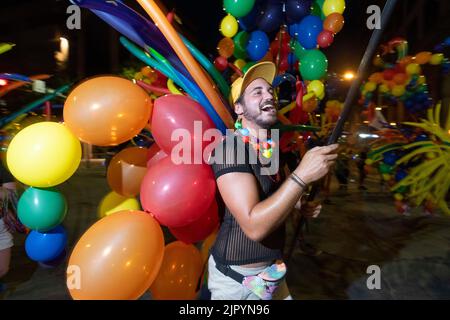 Mitglieder des Austin Gay Men's Chorus ziehen in bunten Ballons die Congress Avenue entlang, während die Austin Pride Parade nach einer dreijährigen Pause aufgrund der Pandemie zurückkehrt. Die Organisatoren der LBGTQ schätzen, dass über 40.000 Menschen marschierten und an der Abendgala vom Capitol zur Congress Avenue Bridge über den Lady Bird Lake teilnahmen. Kredit: Bob Daemmrich/Alamy Live Nachrichten Stockfoto