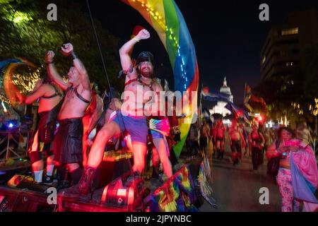 Nachtschwärmer ziehen die Congress Avenue in der Nähe des Texas Capitol entlang, während die Austin Pride Parade nach einer dreijährigen Pause aufgrund der Pandemie zurückkehrt. Die Organisatoren der LBGTQ schätzen, dass über 40.000 Menschen marschierten und an der Abendgala vom Capitol zur Congress Avenue Bridge über den Lady Bird Lake teilnahmen. Kredit: Bob Daemmrich/Alamy Live Nachrichten Stockfoto