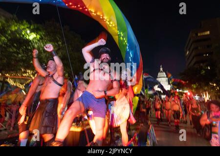 Nachtschwärmer ziehen die Congress Avenue in der Nähe des Texas Capitol entlang, während die Austin Pride Parade nach einer dreijährigen Pause aufgrund der Pandemie zurückkehrt. Die Organisatoren der LBGTQ schätzen, dass über 40.000 Menschen marschierten und an der Abendgala vom Capitol zur Congress Avenue Bridge über den Lady Bird Lake teilnahmen. Kredit: Bob Daemmrich/Alamy Live Nachrichten Stockfoto