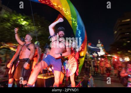 Nachtschwärmer ziehen die Congress Avenue in der Nähe des Texas Capitol entlang, während die Austin Pride Parade nach einer dreijährigen Pause aufgrund der Pandemie zurückkehrt. Die Organisatoren der LBGTQ schätzen, dass über 40.000 Menschen marschierten und an der Abendgala vom Capitol zur Congress Avenue Bridge über den Lady Bird Lake teilnahmen. Kredit: Bob Daemmrich/Alamy Live Nachrichten Stockfoto