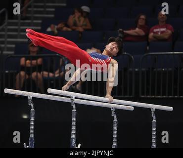 20. August 2022: Asher Hong tritt während der U.S. Gymnastics Championships 2022 in der Amalie Arena in Tampa, FL, an den Parallelbarren an. Kyle Okita/CSM Stockfoto