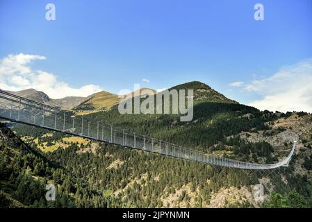 Canillo, Andorra. 17. August 2022. Gesamtansicht der Tibetischen Brücke von Canillo in Andorra. Die tibetische Brücke von Canillo ist die neue Touristenattraktion in Andorra, die am 8. Juni eingeweiht wurde. Die Tibetische Brücke von Canillo liegt auf 1884 Metern über dem Meeresspiegel und misst 603 Meter und ist die zweitlängste Brücke, die nur von der Sky Bridge 721 der Tschechischen Republik, 721 Meter lang, übertroffen wird. Der Preis für den Besuch beträgt €12 pro Person mit dem Bus. Kredit: SOPA Images Limited/Alamy Live Nachrichten Stockfoto