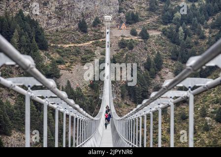 Canillo, Andorra. 17. August 2022. Gesamtansicht der Tibetischen Brücke von Canillo in Andorra. Die tibetische Brücke von Canillo ist die neue Touristenattraktion in Andorra, die am 8. Juni eingeweiht wurde. Die Tibetische Brücke von Canillo liegt auf 1884 Metern über dem Meeresspiegel und misst 603 Meter und ist die zweitlängste Brücke, die nur von der Sky Bridge 721 der Tschechischen Republik, 721 Meter lang, übertroffen wird. Der Preis für den Besuch beträgt €12 pro Person mit dem Bus. Kredit: SOPA Images Limited/Alamy Live Nachrichten Stockfoto