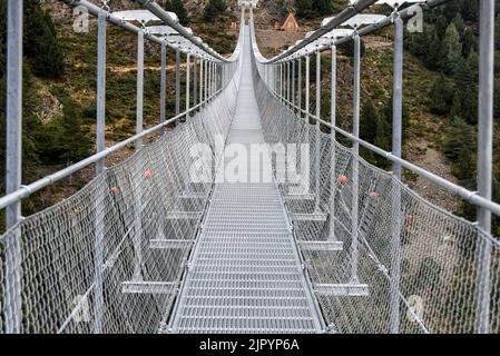 Canillo, Andorra. 17. August 2022. Gesamtansicht der Tibetischen Brücke von Canillo in Andorra. Die tibetische Brücke von Canillo ist die neue Touristenattraktion in Andorra, die am 8. Juni eingeweiht wurde. Die Tibetische Brücke von Canillo liegt auf 1884 Metern über dem Meeresspiegel und misst 603 Meter und ist die zweitlängste Brücke, die nur von der Sky Bridge 721 der Tschechischen Republik, 721 Meter lang, übertroffen wird. Der Preis für den Besuch beträgt €12 pro Person mit dem Bus. (Foto von Ramon Costa/SOPA Images/Sipa USA) Quelle: SIPA USA/Alamy Live News Stockfoto