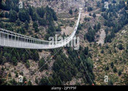 Canillo, Andorra. 17. August 2022. Gesamtansicht der Tibetischen Brücke von Canillo in Andorra. Die tibetische Brücke von Canillo ist die neue Touristenattraktion in Andorra, die am 8. Juni eingeweiht wurde. Die Tibetische Brücke von Canillo liegt auf 1884 Metern über dem Meeresspiegel und misst 603 Meter und ist die zweitlängste Brücke, die nur von der Sky Bridge 721 der Tschechischen Republik, 721 Meter lang, übertroffen wird. Der Preis für den Besuch beträgt €12 pro Person mit dem Bus. (Foto von Ramon Costa/SOPA Images/Sipa USA) Quelle: SIPA USA/Alamy Live News Stockfoto