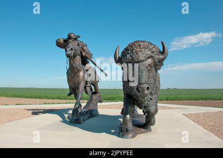 Statue von Buffalo Bill Cody beim Schießen auf einen Büffel in Oakley, im Westen von Kansas Stockfoto