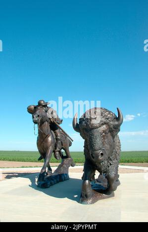 Statue von Buffalo Bill Cody beim Schießen auf einen Büffel in Oakley, im Westen von Kansas Stockfoto