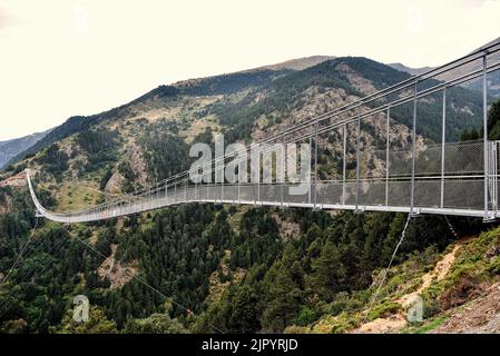 Canillo, Andorra. 17. August 2022. Allgemeine Ansicht die Tibetanische Brücke von Canillo in Andorra. Die tibetische Brücke von Canillo ist die neue Touristenattraktion in Andorra, die am 8. Juni eingeweiht wurde. Die Tibetische Brücke von Canillo liegt auf 1884 Metern über dem Meeresspiegel und misst 603 Meter und ist die zweitlängste Brücke, die nur von der Sky Bridge 721 der Tschechischen Republik, 721 Meter lang, übertroffen wird. Der Preis für den Besuch beträgt â‚¬12 pro Person mit dem Bus. (Bild: © Ramon Costa/SOPA Images via ZUMA Press Wire) Stockfoto