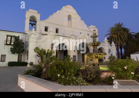 San Gabriel Mission Playhouse im historischen Viertel in der Abenddämmerung. Das Gebäude wurde 1927 fertiggestellt. Stockfoto