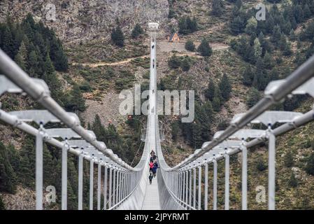 Canillo, Andorra. 17. August 2022. Gesamtansicht der Tibetischen Brücke von Canillo in Andorra. Die tibetische Brücke von Canillo ist die neue Touristenattraktion in Andorra, die am 8. Juni eingeweiht wurde. Die Tibetische Brücke von Canillo liegt auf 1884 Metern über dem Meeresspiegel und misst 603 Meter und ist die zweitlängste Brücke, die nur von der Sky Bridge 721 der Tschechischen Republik, 721 Meter lang, übertroffen wird. Der Preis für den Besuch beträgt â‚¬12 pro Person mit dem Bus. (Bild: © Ramon Costa/SOPA Images via ZUMA Press Wire) Stockfoto