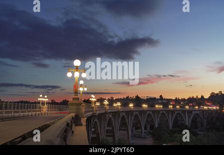 Die Colorado Street Bridge in Pasadena wird in der Abenddämmerung gezeigt. Stockfoto