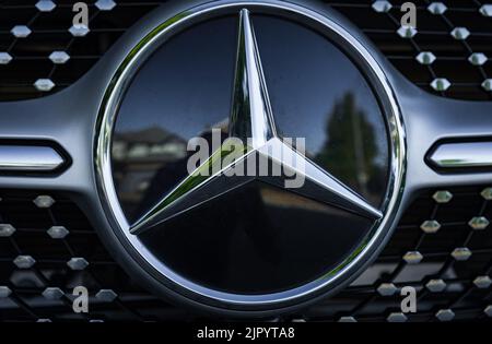 Nahaufnahme des Mercedes-Benz Logos auf dem Auto-Stoßfänger oder Grill. Luxusautomobilhersteller, Multinationale Division Des Deutschen Herstellers Daimler. Mercedes Be Stockfoto