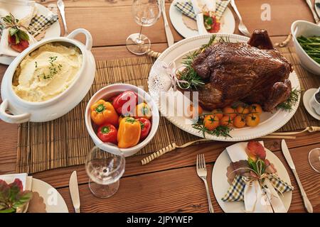 Es gibt so viel Auswahl. Shot schön gedeckten Tisch mit allen Arten von Lebensmitteln auf ihm für eine Mittagsparty. Stockfoto