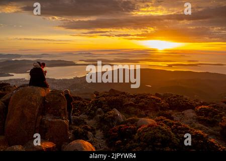 Den Sonnenaufgang über dem Derwent River vom Gipfel des kunanyi/Mt Wellington in Hobart Tasmanien aus beobachten (Höhe 1271 Meter über dem Meeresspiegel) Stockfoto