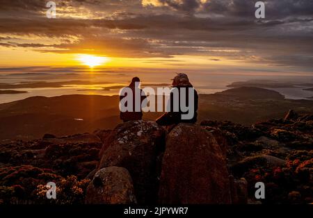 Den Sonnenaufgang über dem Derwent River vom Gipfel des kunanyi/Mt Wellington in Hobart Tasmanien aus beobachten (Höhe 1271 Meter über dem Meeresspiegel) Stockfoto