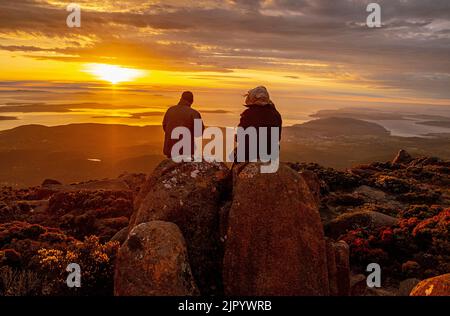 Den Sonnenaufgang über dem Derwent River vom Gipfel des kunanyi/Mt Wellington in Hobart Tasmanien aus beobachten (Höhe 1271 Meter über dem Meeresspiegel) Stockfoto