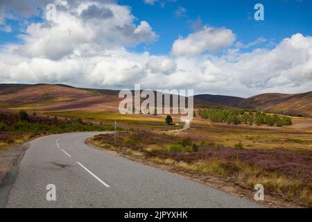 Eine kurvenreichen Straße am Spittal von Glenshee in den schottischen Highlands, Schottland. Es liegt am Cairnwell Pass an der A93 Road zwischen Blairgow Stockfoto