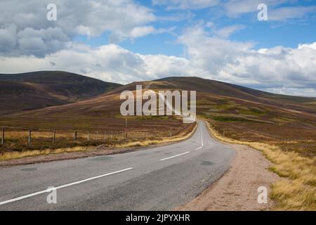 Tolle Straße in Cairnwell Pass in den schottischen Highlands, Schottland.Cairnwell Pass liegt an der Straße A93 zwischen Blairgowrie und Braemar. Stockfoto