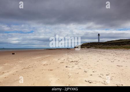 Der Covesea Skerries Leuchtturm, der ursprünglich zum Northern Lighthouse Board gehörte, wurde auf einer kleinen Landzunge an der Südküste der Mora errichtet Stockfoto