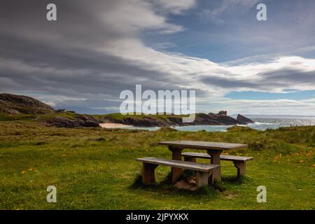 Fantastischer Clachtoll Beach in Lochinver, Schottland. Clachmaut Beach ist ein beliebter Strand mit einigen zerklüfteten Gelände, einschließlich der Split Rocks Stockfoto